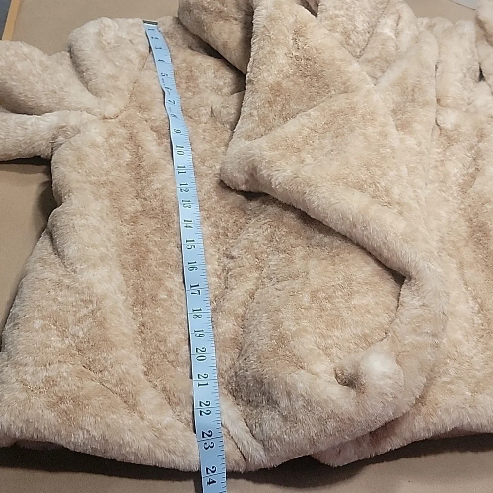 Jack by BB Dakota. Size M. Faux Fur Cropped Jacket. NEW with Tag! - Picture 7 of 11